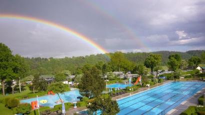Bild: sam
Das Freibad Rieden kann zwar nicht immer mit einem solchen Regenbogen aufwarten, hat aber seit dem 13. Juni wieder geöffnet.