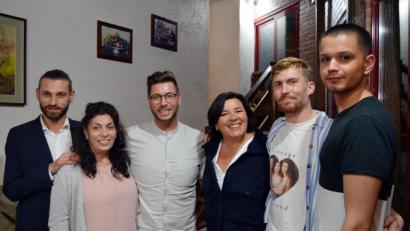 Bild: TVNOW
Jaweed aus Weiden (ganz rechts) kämpft bei "Schwiegertochter gesucht" um das Herz von Italiener Andrea (Dritter von links). Moderatorin Vera Int-Veen (Dritte von rechts) stattete den beiden in Sizilien einen Besuch ab.