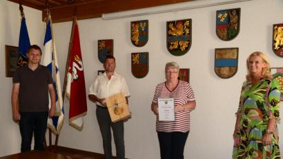 Bild: bey
Bürgermeister Rainer Rewitzer (2. von links) dankt Edeltraut Höhne mit der Überreichung einer Urkunde und einem Präsent für ihr zehnjähriges Engagement als Seniorenbeauftragte der Stadt Pleystein. Den Dankesworten schlossen sich Stadtheimatpfleger Bernd Piehler und Zweite Bürgermeisterin Andrea Lang an.