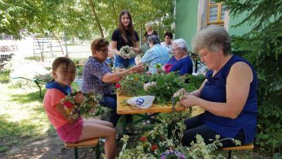 Bild: gi
Eifrig binden die Frauen und Mädchen Kräuterkränzchen und -buschen zur Segnung an Mariä Himmelfahrt. Die Bevölkerung kann sie am Freitag, 14. August ab 15 Uhr im Garten am Pfarrheim erwerben.