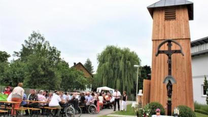 Bild: lg
Konatsried (Stadt Oberviechtach) erhielt erst vor wenigen Jahren einen neuen Glockenturm, dessen Einweihung die Dorfgemeinschaft zusammen mit Freunden feierte.