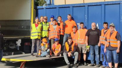 Archivbild: bsc
Lange wussten Kolpingvorsitzender Reiner Gärtner (rechts) und sein Helferteam (im Bild die Aktion 2019) nicht, ob wegen der Coronakrise in diesem Jahr die große Herbst-Altkleiderstraßensammlung durchgeführt werden kann.