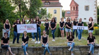 Bild: whw
Noch halten die Festdamen Abstand. Dies wird sich hoffentlich bald ändern, damit die Damen mit ihren Aktionen zur Werbung für das Hammerfest 2021 beginnen können.