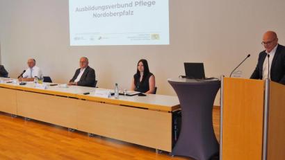 Bild: Bühner
Geschäftsführer Thomas Baldauf von den Kliniken Nordoberpfalz schildert die Entstehung des Ausbildungsverbunds Pflege Nordoberpfalz. Mit dabei (von links) Professor Steffen Hamm von der Gesundregion Plus, stellvertretender Landrat Albert Nickl, Bürgermeister Lothar Höher und Daniela Peintinger von der Gesundregion plus.