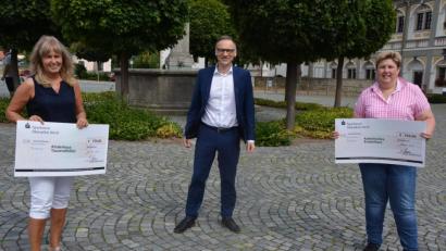 Bild: jr
Bürgermeister Bernd Sommer überreichte jeweils 250 Euro an Brigitte Nickl (links) vom Städtischen Kindergarten und Monika Demmer (St. Michael). Beide Einrichtungen wollen damit Außenspielgeräte kaufen.