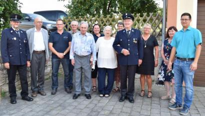 Bild: no
Bei der Gratulationscour (von links): Hans Fenzl (Feuerwehr Angfeld), Pfarrer Thomas Schertel, UWG-Vorsitzender Gerald Habermehl, Bruder Helmut Hiltl, Jubilar Leonhard Hiltl, Beate Kohl (UWG Illschwang), Margarethe Hiltl. Heidi Maul (SVI), Hubert Lang (Feuerwehr Angfeld), Ulrike Heldrich (SVI), Gerda Englhard (Obst- und Gartenbauverein Angfeld ) und Zweiter Bürgermeister Benjamin Hiltl, gleichzeitig Enkel des Geburtstagskindes.