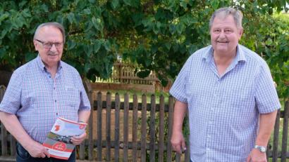 Bild: do
Aus Anlass des 70. Geburtstages überreichte Hermann Pfleger (re) an Andreas Steinl, 2. Vorsitzender der Kinderkrebshilfe in der Region Oberpfalz Nord, eine Spende von 1. 000 Euro.