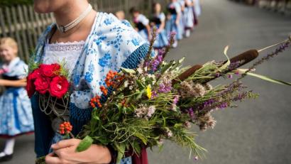Archivbild: Peter Kneffel/dpa
In der Oberpfalz ist in den überwiegend katholischen Gemeinden an Mariä Himmelfahrt ein Feiertag. An diesem Tag ist es Brauch, einen Kräuterbuschen zu binden.