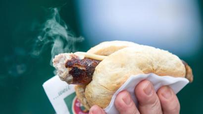 Bild: arifoto UG/dpa
Ob im Stadion oder auf dem Sommerfest: Mit einer Bratwurstsemmel in der Hand ist die Welt in Ordnung, findet unser Reporter.