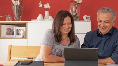 Bild: tr
Landrat Roland Grillmeier zusammen mit seiner Frau Claudia im Esszimmer. Sein Tablet hat er bei fast allen Terminen griffbereit.