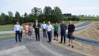 Bild: bnr
Landrat Thomas Ebeling und Vertreter der verschiedenen Fraktionen des Kreistages gaben die ausgebaute SAD 36 wieder für den Verkehr frei.