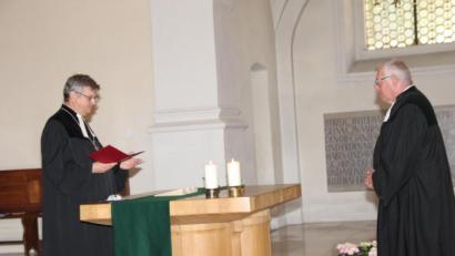Bild: ads
Nach 37 Dienstjahren, davon 14 Jahre in Amberg, wurde Pfarrer Johannes Blohm (rechts) von Dekan Karlhermann Schötz vom aktiven Dienst in der evangelischen Kirche entpflichtet.