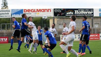 Bild: gb
Die SpVgg SV Weiden (blaue Trikots) gewann am Freitagabend das Testspiel gegen Bayernligist DJK Vilzing verdient mit 4:2.