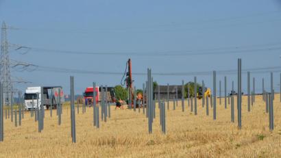 Bild: dob
Die Halterungspfosten für die Freiflächen-Photovoltaikanlage sind bereits auf dem über 50000 Quadratmeter großen Areal kurz nach der Ortsausfahrt Altenstadt in der Erde verankert.