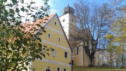 Bild: OWV Pfreimd/exb
Zwei reizvolle Ziele: Die Emmaus-Klause und die Wallfahrtskirche St. Barbara.
