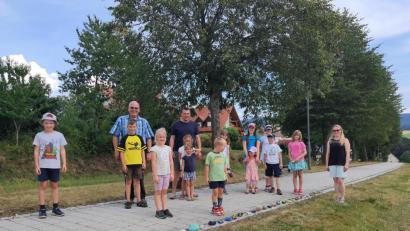 Bild:  Klaus Meyer/exb
Die Kinder legen ihre Steinkette am Fußweg von Neualbenreuth zum Sibyllenbad aus.