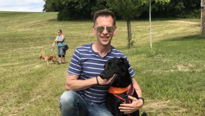 Bild: Stefan Exner
Gymnasiallehrer Stefan Exner absolvierte mit Luna eine neunmonatige Schulhund-Ausbildung.