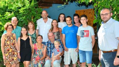 Bild: fjo
Mit Urenkel Max auf dem Schoß feiert Norbert Schindler (sitzend) im Kreis der Familie seinen Jubeltag.