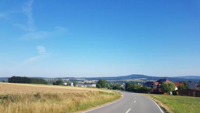 Bild: gi
Anlieger an der Saubersriether Straße (Staatsstraße Moosbach-Oberviechtach) befürchten durch den geplanten Solarpark „Scheibe“ (links der Fahrbahn) eine Erhöhung des Lärmpegels und eine Blendung beim Straßenverkehr und verlangen entsprechende Gutachten.