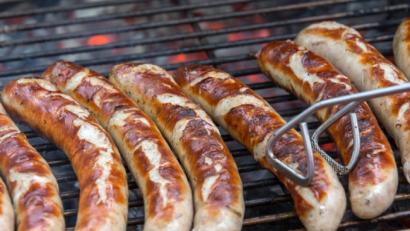 Bild: Michael Reichel/arifoto UG/dpa
Mittlere Hitze, etwa 180 Grad, dann wird die Bratwurst schön knusprig, sagt Grill-Experte Andreas Meier.