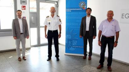 Bild: KPI Amberg
Kriminalhauptkommissar Peter Krämer (Zweiter von rechts) ist seit 1. August stellvertretender Leiter der Kriminalpolizeiinspektion Amberg. Kriminaldirektor Gerhard Huf (von links), Polizeivizepräsident Thomas Schöniger und der Vertreter des Personalrats Franz Eichenseher (rechts) gratulieren.