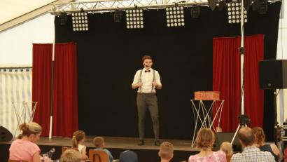 Bild: sne
Magier Marius Koslowski ist längst eine Lokalberühmtheit und verzaubert doch immer wieder aufs Neue - auch beim "Dahamsam"-Festival.