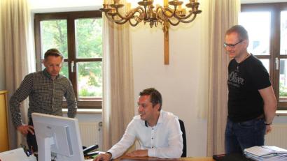 Bild: exb
MdL Tobias Reiß (von links), Bürgermeister Wolfgang Söllner und Bauamtsleiter Achim Scherm.