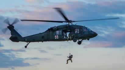 Bild: Major Robert Fellingham
Leutnant Alexandra Weisser wird während einer Rettungsübung in Grafenwöhr in einen US-Hubschrauber hochgezogen.