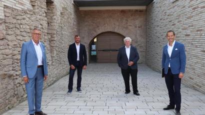 Bild: Stadt Tirschenreuth/exb
Franz Stahl, Huberth Rosner, Peter Gold und Albert Rupprecht beim Rundgang durch den neuen Lernstandort (von links).