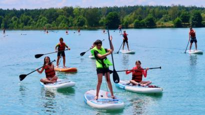 Bild: ads
Sportlich, sportlich: Die Kinder der KjG St. Michael beim Stand-Up-Paddling auf dem Murner See.