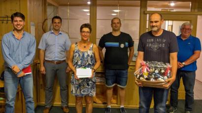 Bild: Guenter Uschold
Birgit Walter (Dritte von links) trainierte seit 2003 die Minis und war damit, von wenigen Ausnahmen abgesehen, Trainerin fast aller Spieler der Herrenmannschaft im Jugendalter. Als Co-Trainer der männlichen D-Jugend verlässt Andreas Hödl (links) sein Amt. Zum Dank für die geleisteten Dienste gab es ein Abschiedsgeschenk, welches von Vorsitzendem Michael Lang (Vierte von links), Bürgermeister Rudolf Teplitzky (Zweiter von links) und Pokalspender Peter Spichtinger (rechts) überreicht wurde. Peter Bauer (Zweiter von rechts) ist seit 30 Jahren Schriftführer. Dafür gab es einen Geschenkkorb.