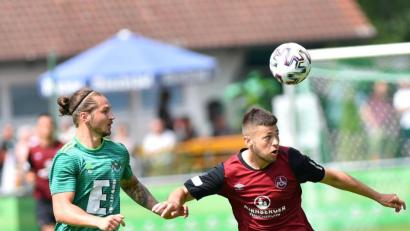 Bild: A. Schwarzmeier
Christian Kohl (links) von der DJK Ammerthal versucht, dem Nürnberger Eric Shuranov den Ball abzuluchsen. Bayernligist DJK Ammerthal musste sich der U21-Mannschaft des 1. FC Nürnberg in einem Testspiel am Sonntagvormittag mit 0:4 geschlagen geben.