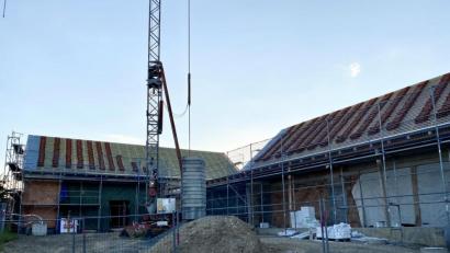 Bild: Eichl
Es wird gebaut an der Kulturscheune, die Gemeinderäte vermissen aber Muster für die anstehenden Detailentscheidungen.