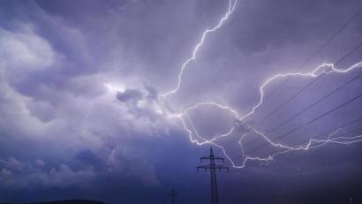 Symbolbild: Andreas Rosar/dpa
In der Oberpfalz können schwere Gewitter aufziehen. Der Deutsche Wetterdienst warnt in dem Zusammenhang auch vor Starkregen und Hagel.