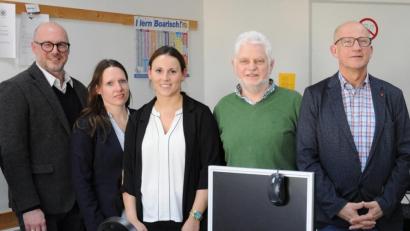 Bild: A.Stephan-Park/exb
Roland Domogalla, Helmut Albrecht und Peter Blendowski (alle ISE) sowie Stefanie Bauer und Anne Weisser (Arbeitsagentur) empfehlen den Kurs allen Berufsrückkehrenden (von links).