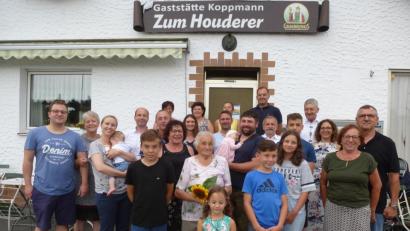 Bild: bk
Noch jung im Herzen ist die „Fanny“ Koppmann (vorne mit Sonnenblume) inmitten ihrer Großfamilie. Jüngste Gratulantin war die drei Monate Urenkelin Emma.