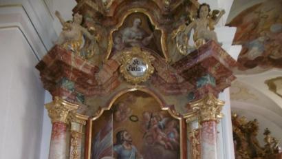 Bild: mma
Die Heiligen Sebastian, Florian und Agathe am linken Seitenaltar in der Frohnbergkirche.