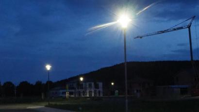 Bild: bl
Weißes Licht und trotzdem mit deutlich weniger Energieverbrauch: So präsentiert sich die Straßenbeleuchtung mit LED im neuen Pfreimder Baugebiet. Auch "Am Hahnenkreuz" wurde inzwischen mit der neuen Technik nachgerüstet.