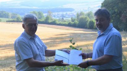 Bild: fz
Bürgermeister Josef Hammer und Planer Roland Pflaum (von links) zeigen die Planunterlagen für den angestrebten Waldkindergarten in Irchenrieth kurz vor der Sitzung am Standort hoch über der Gemeinde. Die Kinder werden eine fantastische Aussicht genießen.