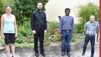 Bild: no
im Illschwanger Pfarrgarten (von links): Illschwangs Pfarrgemeinderatsvorsitzende Andrea Falk, Pfarrer Johannes Arweck, Pfarrvikar Thomas Sanikommula und Illschwangs Kirchenpfleger Peter Falk