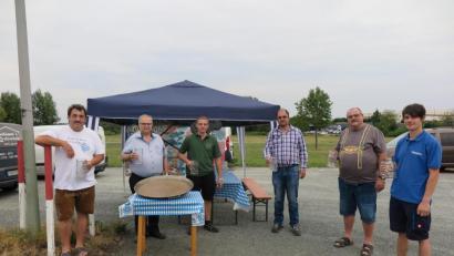 Bild: jzk
Mit leeren Masskrügen mussten heuer Wolfgang Merkl, Bruno Busch, Markus Busch, Michael Schinner, Armin Schinner und Johannes Ponnath (von links) auf dem Festplatz anstoßen.