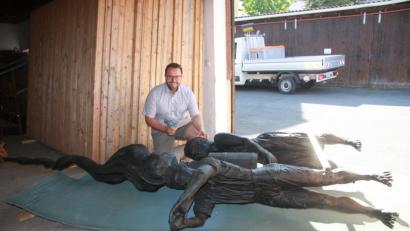 Bild: wro
Bürgermeister Matthias Grundler gefallen die Bronze-Figuren der „Abträger“, deren Gesichter aber keinen Personen aus Falkenberg nachempfunden wurden, wie er deutlich hervorhebt.
