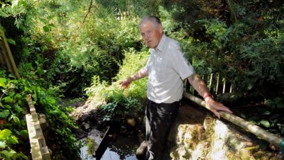 Bild: Stephan Huber
Hans Heinig, der Vorsitzende der Lengenloher Kleingärtner, an der letzten Wasserlache, die vom Ammerbach übrig ist. Und die versorgt er künstlich mit Wasser, um die Krebse darin zu retten.