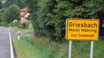 Bild: kro
Noch in der vergangenen Woche wurden Verkehrsschilder in Griesbach angebracht, die den Verkehr auf 30 km/h drosseln sollen.