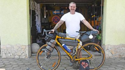 Bild: Gabi Schönberger
Platz ist in der kleinsten Tasche. Das Fahrrad bepackt Michael Tiefel für seine 6-Tage-Tour möglichst aerodynamisch.