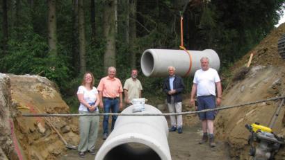 Bild: Günter Kopp, Gemeinde Kulmain/exb
Corinna Reinhart vom Bauamt Kulmain (von links), Günter Kopp, Bernhard Hagner, Peter König und Egid Schreyer bei der Besichtigung der Rohrverlegung.