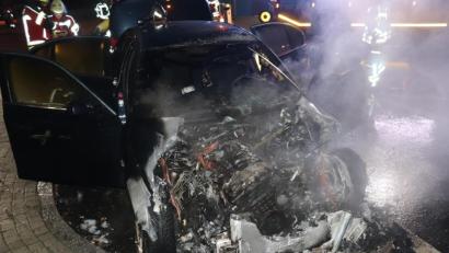 Bild: Autobahnpolizeistation Schwandorf/exb
Die Feuerwehr musste zum Löschen des Autos ausrücken.