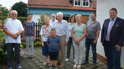 Bild: jr
Unser Bild zeigt (von links) Domkapitular Boleslaw Lasocki, Pfarrgemeinderatssprecherin Helga Weiß, Gattin Erna mit Jubilar Johann Scherbaum und Urenkel Noel, dahinter Schwiegersohn Josef Fennerl, Enkelin Nicole, Tochter Erika, sowie Thomas (Freund von Nicole) und Bürgermeister Stefan Grillmeier