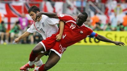Bild: Matthias Schrader/dpa
Dwight Yorke (rechts) kämpft bei der WM 2006 beim Spiel gegen England um jeden Ball.