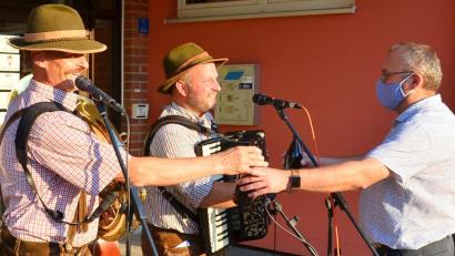 Bild: fjo
Bürgermeister Markus Bauriedl (rechts) reicht den „Zwoa Schneidigen“ sofort nach dem Stück „Bayerisches Bier“ eine eiskalte Halbe und singt ein „Prosit“ mit Manfred Wild und Christian Müller (von links).